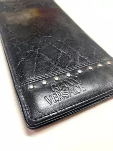 CARTERA LARGA GIANNI VERSACE VINTAGE '93 TACHUELAS CUERO ESTAMPADO TACHONADO ITALIA NEGRA - Imagen 1 de 19
