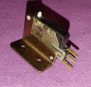 10 x ROMANIA MICRO PULSADOR 220 V/4 A con ángulo de montaje - 3480A - Imagen 1 de 3