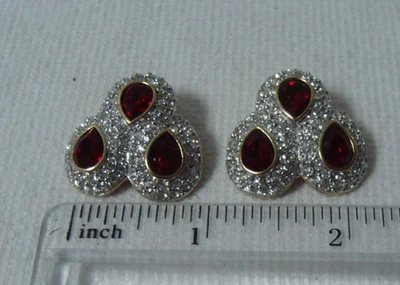 Pendientes de clip de cristal rojo rubí sintético chapado en oro Swarovski Foto 1 de 3