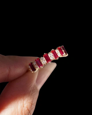 Anello di fidanzamento in argento sterling 925 con baguette rossa e moissanit... - Immagine 1 di 4