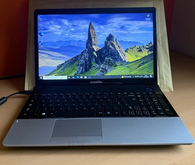 Samsung NP300E5C, computer portatile 15,6", Windows 10, CPU Intel i3, 8 GB RAM, 256 GB SSD - Immagine 1 di 4