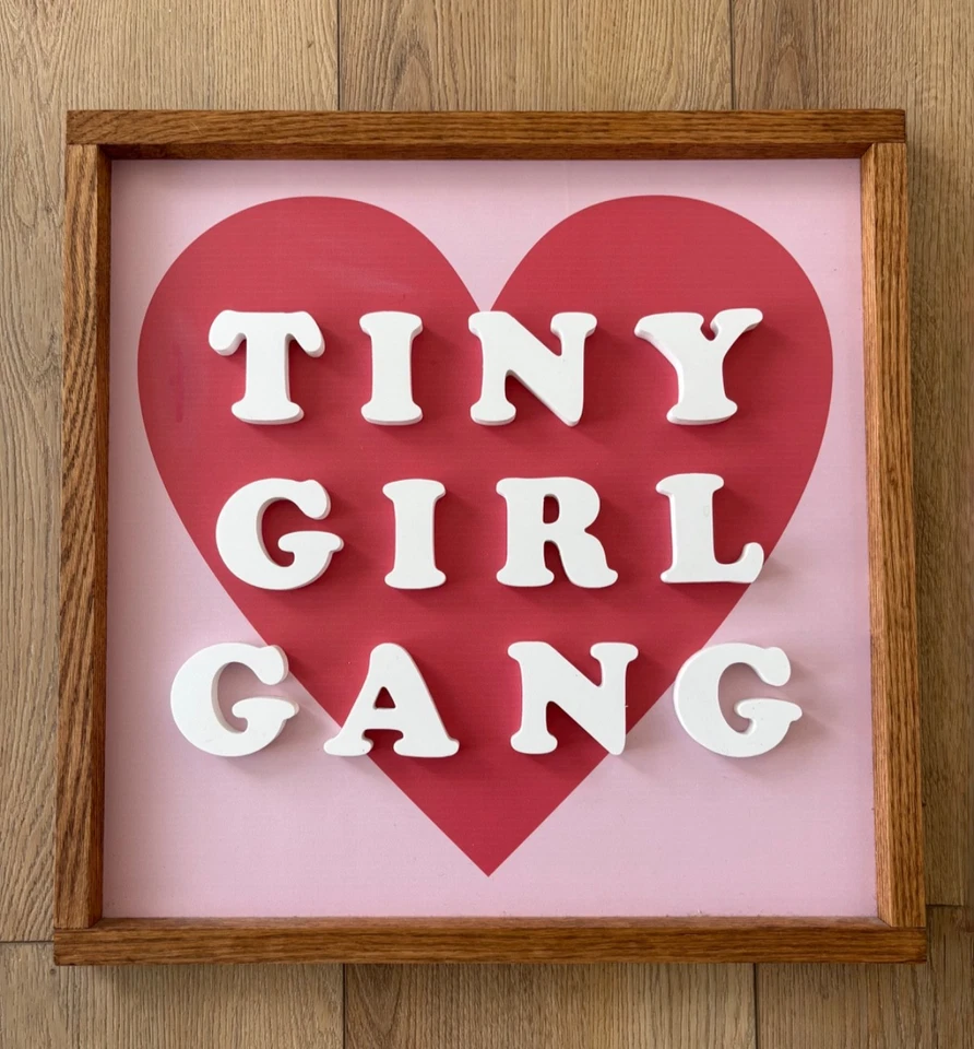 Letrero de pared de madera de pandilla de pandilla de niña pequeña Jean + oliva x Jean & June decoración de guardería Foto 1 de 4