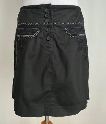 Minifalda Cache negra estilo occidental, bordada con detalle de cordones en la espalda, talla 6 Foto 1 de 4