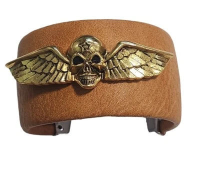 Brazalete Brazalete Piel Calavera Alada Tono Dorado 1 5/8" x 7" Acero Inoxidable  Foto 1 de 4