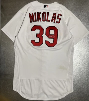 Camiseta deportiva local de los Cardenales de San Luis firmada por Miles Mikolas usada en el juego con foto Foto 1 de 4