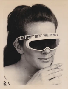 1967 Pressefoto Mode Model trägt Gay Print "Sun-Piper" Renauld Sonnenbrille - Bild 1 von 2