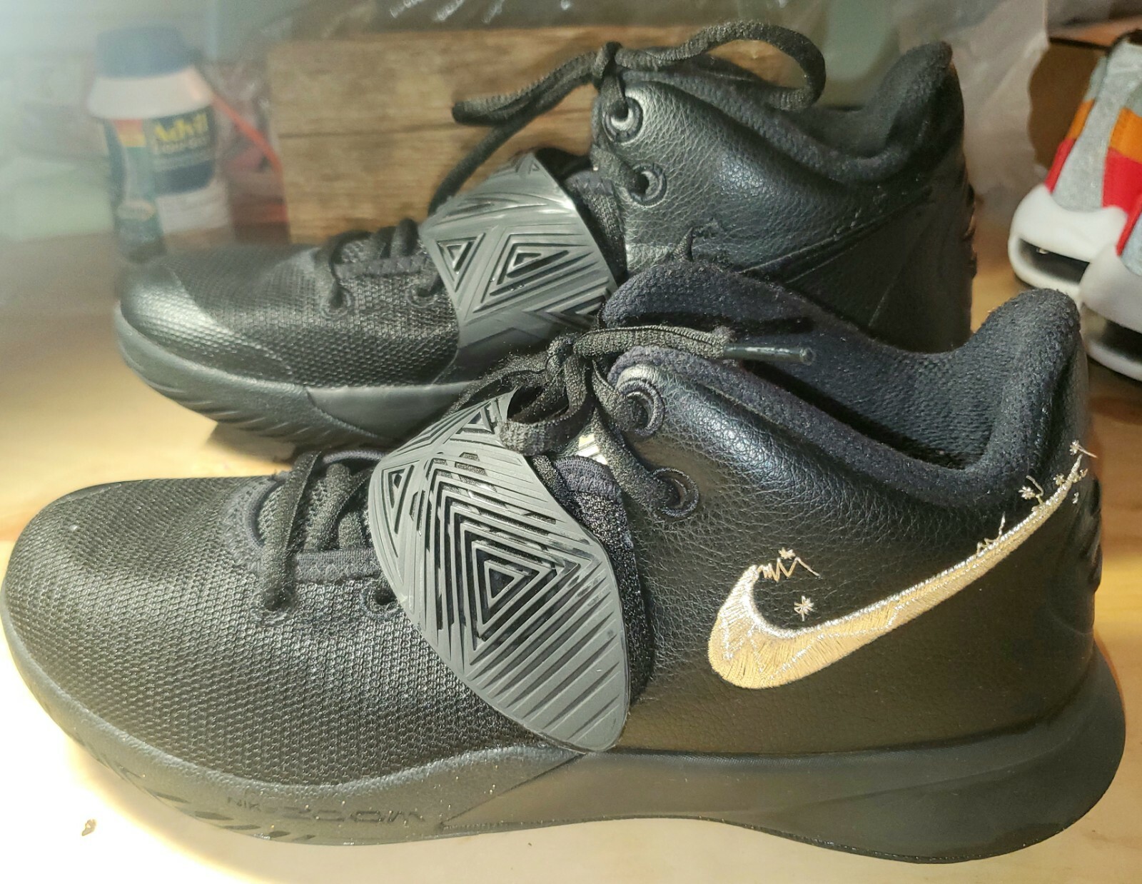 kyrie flytrap 3 black and white