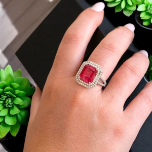 Alianza de diamantes de oro de 18 quilates de 9,30 quilates de zafiro rojo cultivado en laboratorio corte esmeralda - Imagen 1 de 12