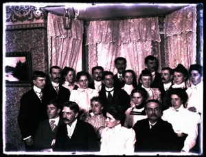 (1) LATE 1800s or EARLY 1900s GLASS NEGATIVE:  GROUP OF PEOPLE  UNKNOWN LOCATION - Picture 1 of 2