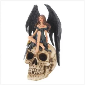 FIGURA DE PRINCESA ALADA DEMONIO SENTADA ENCIMA DE UNA CALAVERA - Imagen 1 de 1