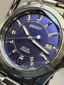 Reloj de cuarzo Seiko Solar Titanium V145-0AX0 esfera azul indicador de fecha - rango B - Imagen 1 de 19