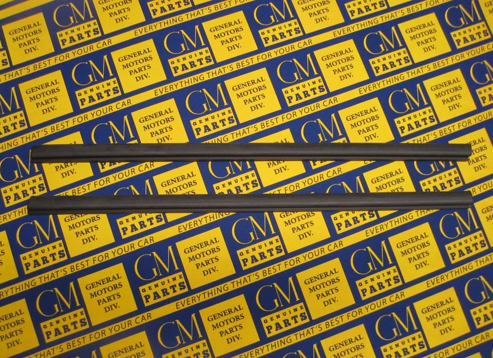 Par de sellos verticales ventana cuarto trasero Buick 1963-1970. Riviera LeSabre Wildcat Foto 1 de 2