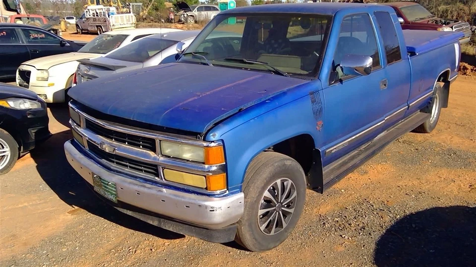 Radiator 8-305 1-3/8" Thick Fits 88-94 CHEVROLET 1500 PICKUP 265498 - Image 1 of 4