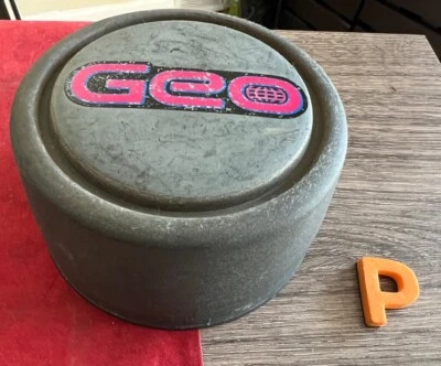 #P (1) 89 - 97  GEO TRACKER CENTER CAP Pink logo 43252-56B00 - Image 1 of 4