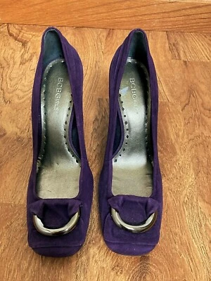 BCBGIRLS-PÚRPURA-GAMUZA-DEDO CUADRADO-BOMBAS-DETALLE DE HERRAJES DE METAL ARMADO-7,5B-USADO UNA VEZ Foto 1 de 4