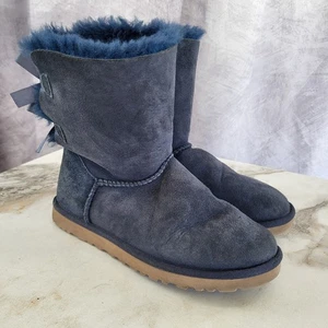 Stivali Ugg Mini Bailey con fiocco scamosciati blu navy da donna taglia 6 - Foto 1 di 15