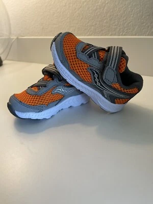 Zapatilla deportiva Saucony Boys Ride 10 Jr, gris/naranja para niños pequeños talla 5 m Foto 1 de 4