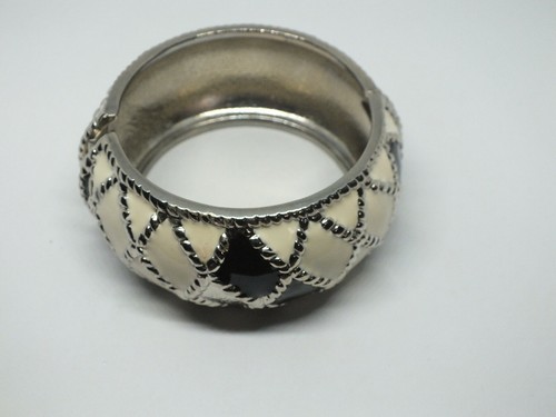 OFF WHITE Bellissimo Bracciale Morsetto Tono Argento Off Bianco Smalto Nero 1 2" L x 2 3 8" Ac