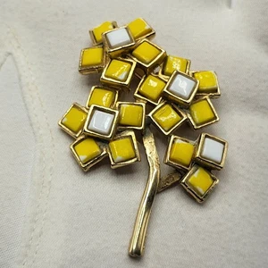 Vintage Weiss Yellow And White Tree Floral brooch gold Tone 2" - Picture 1 of 7