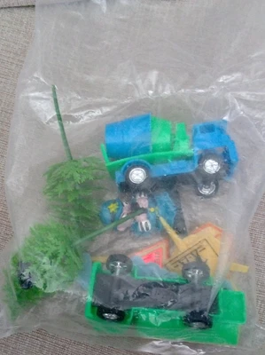 Señales de calle vintage de camiones de juguete/pasteles de plástico duro citation policeman Nuevo de Lote Antiguo Foto 1 de 4