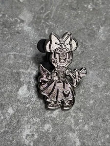 DISNEY WDW MINNIE MOUSE CHASER HIDDEN MICKEY PIN TRADERS STATUES DISNEY SPRINGS - Picture 1 of 3