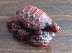 Tartaruga cinese in resina rossa con lingua fuori, intagliata a mano, buona fortuna, miniatura - Foto 1 di 7