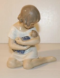Vintage Royal Copenhagen #1938 Mädchen mit Puppe 5" Porzellanfigur, Dänemark EUC - Bild 1 von 8