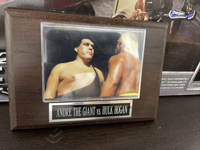 Placa de madeira pequena Andre The Giant Vs. Hulk Hogan - WWE/WWF - Imagem 1 de 3