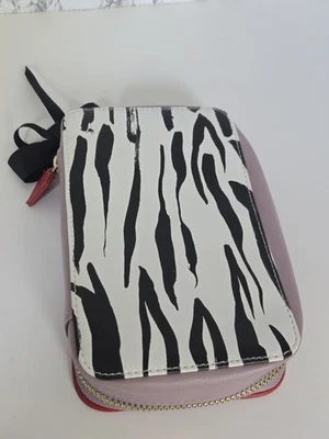 Estuche de Maquillaje de Viaje Trish McEvoy Cuero Cebra Cremallera Dorada con Corazón/Arco  Foto 1 de 4