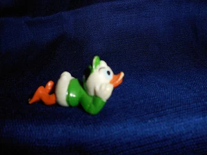 LOUIE LAYING Green NEPHEW Donald Duck KINDER SURPRISE Plastic Figurine DISNEY - Picture 1 of 5