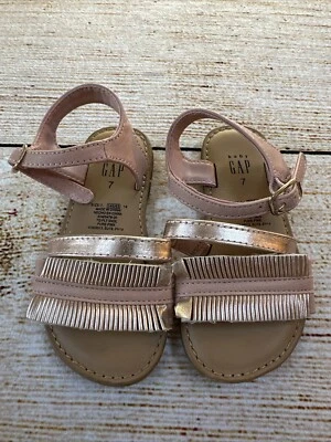 Sandalias Baby GAP Niñas Acanaladas Rosa y Dorado Metálico Imitación Cuero - Talla 7 - NUEVAS SIN ETIQUETAS Foto 1 de 4