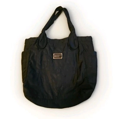 Bolso de hombro acolchado de nailon negro Marc by Marc Jacobs con bolsillos laterales Foto 1 de 4