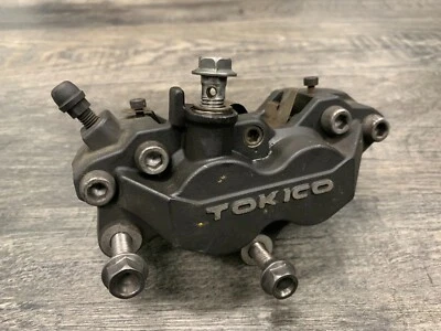 Оригинальный суппорт переднего левого тормоза Suzuki 2000-2003 GSXR750 2001-2003 GSXR600 - Изображение 1 из 4