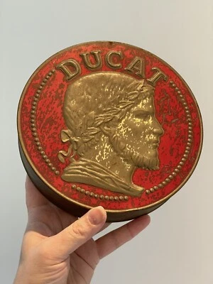 Grande Boite Métal Publicitaire Bonbons DUCAT La pie qui chante Vintage - Photo 1/4