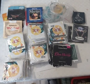 Konvolut + 45 Gitarrensaiten, die meisten noch verpackt - Bild 1 von 2