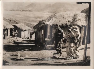 STANLEY BAKER in "A Hill in Korea" - Original Vintage Photograph - 1956 - Picture 1 of 2