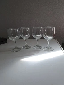 Set 4 bicchieri da vino in cristallo alti 5,5" x larghi 2,5" capacità 6 oz - Foto 1 di 5