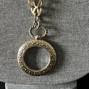 Large Loupe Magnifying Glass Pendant Gold Tone Frame Long Chain Vtg Necklace - Bild 1 von 9
