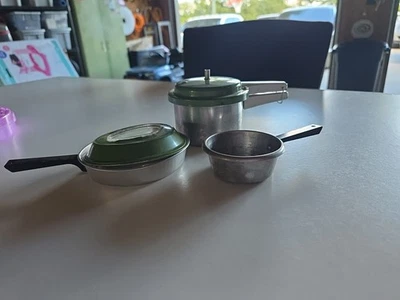 Ollas y sartenes de juguete de aluminio vintage Foto 1 de 2