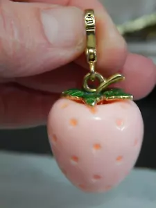 Seltener Juicy Couture rosa Erdbeere Charm mit grünen Emaille Blättern - nicht mehr produziert - Bild 1 von 6