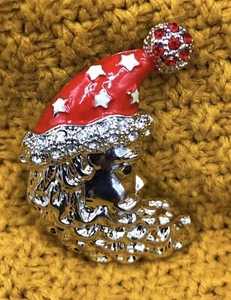 Broche prendedor insignia sombrero rojo brillante barba plateada Papá Noel luna - Imagen 1 de 2