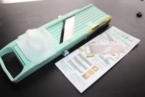 Benriner Vegetable slicer (Unchooseable color) Universal vegetable cooker CBV04 - Picture 1 of 11