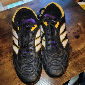 Adidas bambino taglia 6 anni? Tacchetti a righe bianchi neri con accenti gialli e viola - Foto 1 di 6