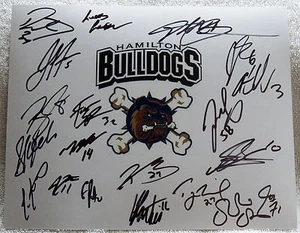 12/13 Foto Firmada del Equipo Hamilton Bulldogs con Nathan Beaulieu Montreal Canadiens - Imagen 1 de 1