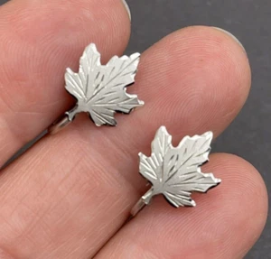 Pendientes traseros atornillados vintage de hoja de arce de plata esterlina con hoja de arce - Imagen 1 de 3