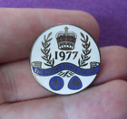 1977 THE QUEENS SILVER JUBILEE SCOUTS / GUIDES ENAMEL PIN BADGE.   PB2-254