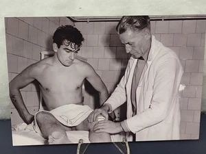 4x6 pulgadas. Foto reimpresa - Hombre guapo sin camisa siendo examinado - Interés gay - Imagen 1 de 4