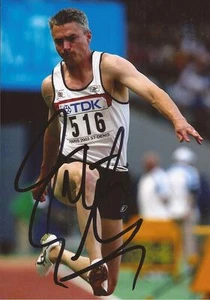 ATHLETICS: JONATHAN EDWARDS SIGNED 6x4 ACTION PHOTO+COA *GREAT BRITAIN* - Picture 1 of 1