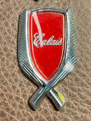 Oldsmobile Cutlass Calais 1978-1984 techo pilar emblema insignia logotipo placa de identificación  Foto 1 de 4