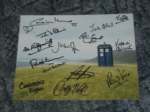  DR WHO - 10x8 FOTO SIGNIERT VOM 14. INC- CAROLINE MUNRO, PRENTIS HANCOCK, ETC. - Bild 1 von 1